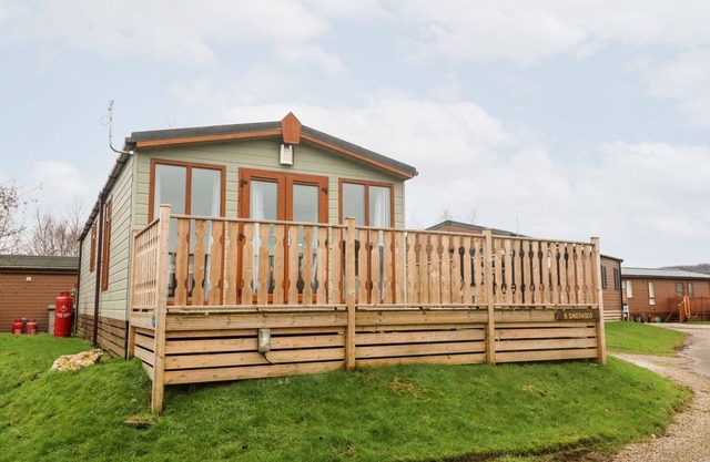 6 SHERWOOD, pet friendly, character holiday cottage in Tewitfield