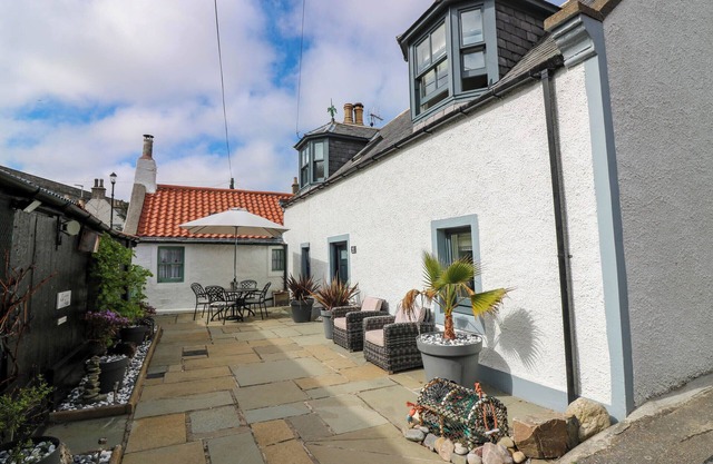 61 SEATOWN, pet friendly, character holiday cottage in Cullen