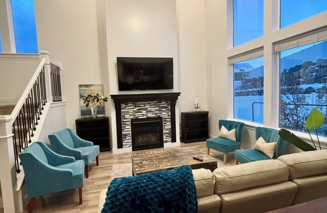 6Bedroom Mountain Escape w/HOT TUB, 2 kitchens, 2 Living Rooms- Upscale Locale!