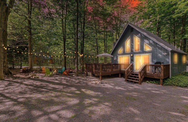 6min walk to pool, AC, Wi-Fi, Arcade, Firepit, BBQ, Deck.