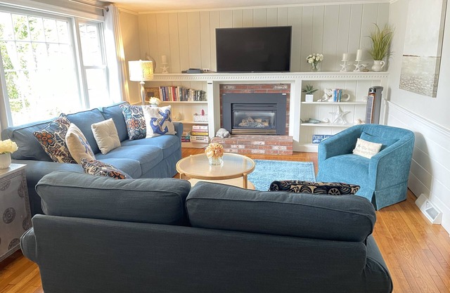 7/10 Walk to beaches -Dog Friendly - Willow Breeze Cottage *Summer: Fri-Fri*