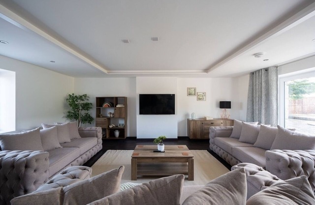 7 Bed Barn with Hot Tub, Cinema and Games Room