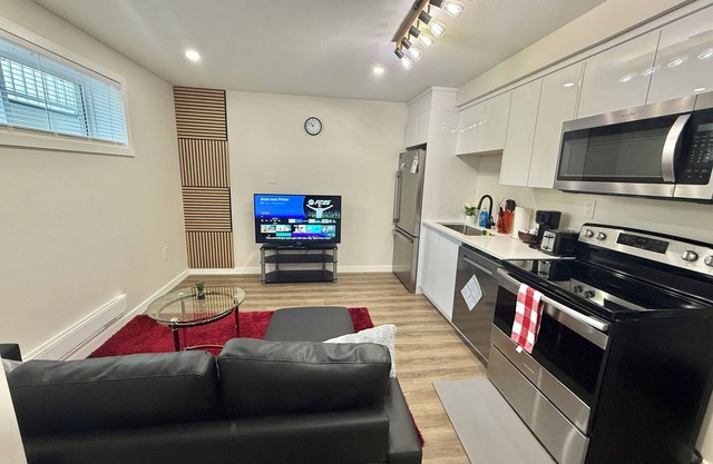 7 minutes drive from the airport. One bedroom cozy apartment.