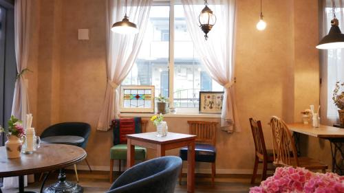 7 Rooms Hotel & Cafe - 30mins from Disneyland