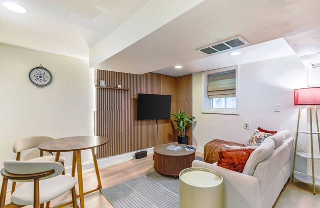 7even Clouds Éclair: Cozy basement nest near NE DC