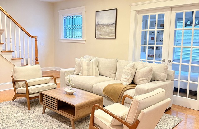 7Mins to Yale I ENTIRE HOUSE I Large fenced yard I King bed I 3BR I Group Gather