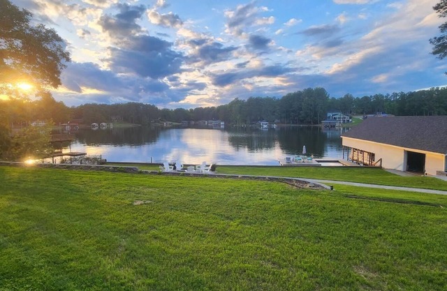 8 bedroom, 4.5 Bath Lake Front Home with Boathouse. Sleeps 18