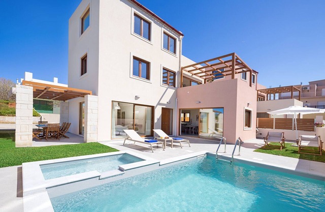 8-bedroom Urban Villa, 2 private pools
