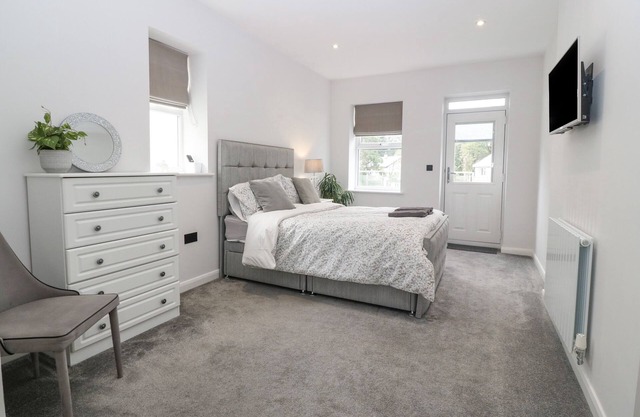 8 CARDIFF ROAD, family friendly, country holiday cottage in Pwllheli