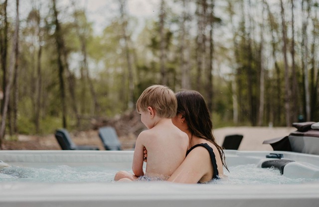 8+ Guests | HOT TUB & FIREPLACE | Tremblant Getaway