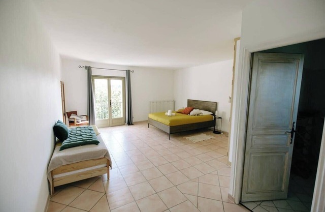 84B5 - Hibiscus, suite in an 18th century Provencal farmhouse