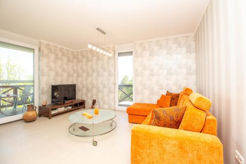 976 - Lakóparkban teljes panorámás, közvetlen vízparti, 2 szobás modern apartman