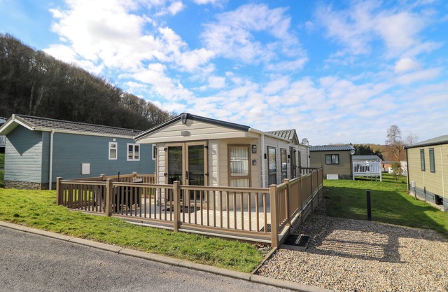 98 THE HERON, pet friendly, with a garden in New Quay