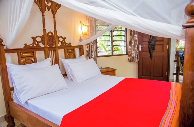 A 8-10min walk to the beach cottage with a private pool, free wifi.