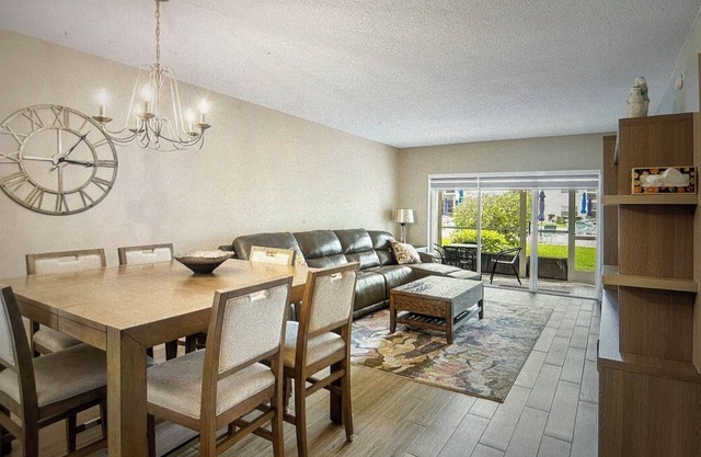 A block from the beach! 2-bedroom condo in quiet Lauderdale by the Sea