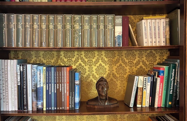 A book heaven to dive into with hiking and cycling trails, canoe access close to