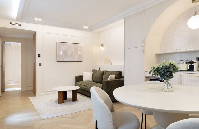 A Charming 1-BR/1BA with Services in Opéra