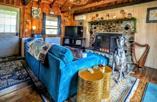 A charming cabin with beautiful lake and mountain views!
