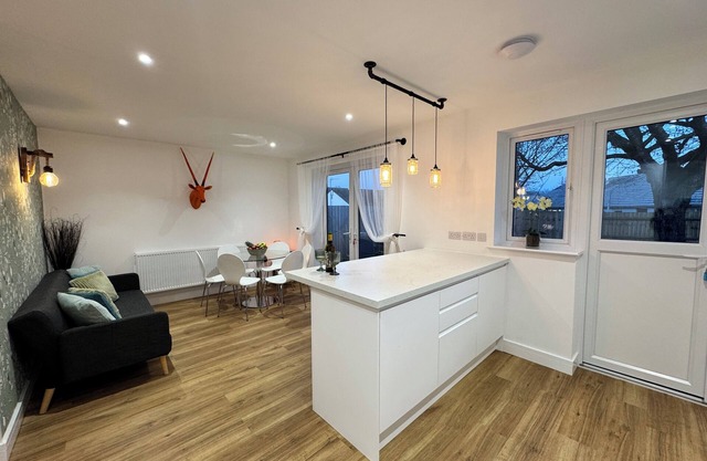 A Charming, Stylish & Spacious 3-Bedroom Mid-Century Homestay in Upper Heyford
