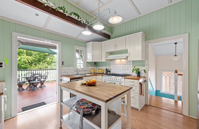 A Colourful Life! 4Bed/2.5Bath/1Car ~ Queenslander