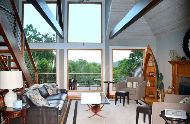 A Contemporary Mountain Retreat, a VRBO Bear Stay