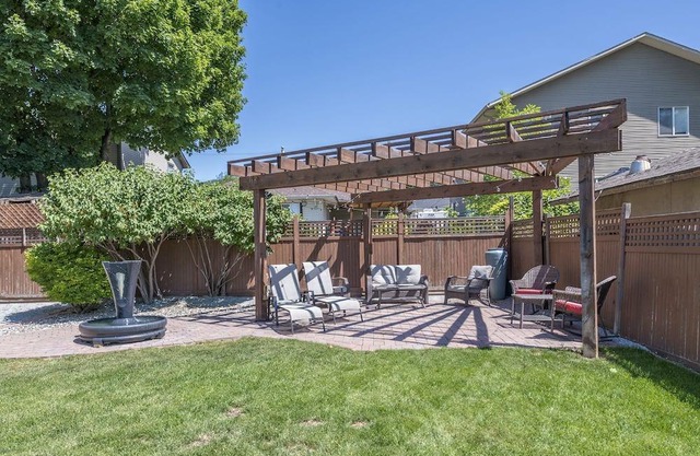 A Cozy 1 Bed/1 Bath suite Situated in the Historical Carew House in Vernon