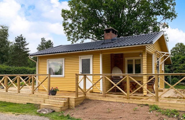A cozy cottage with a beautiful, large terrace near the lake awaits you.