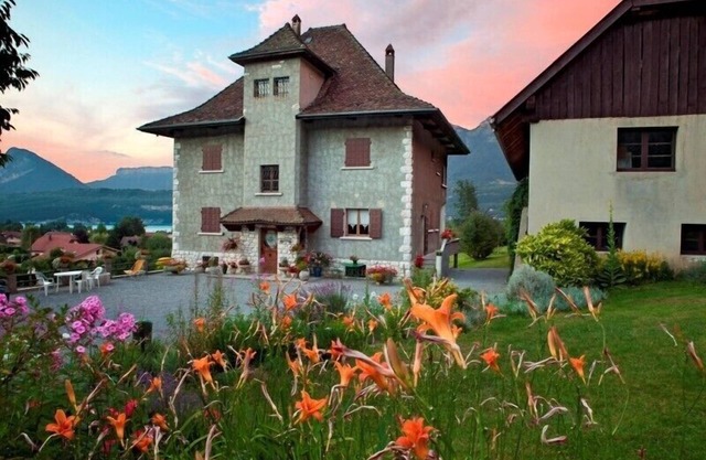 A flat to rent in a charming house close to the lac of annecy and mont blanc