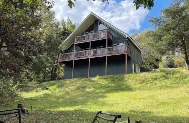 A-frame house (.3 miles) to Center Hill Marina