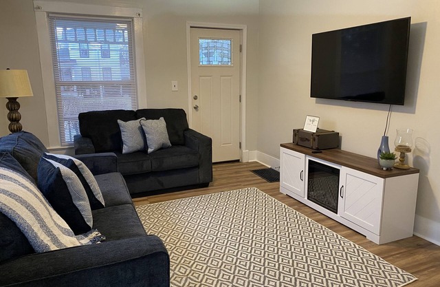 A great stay, close to Spire, GOTL, & Wineries.King Bed!