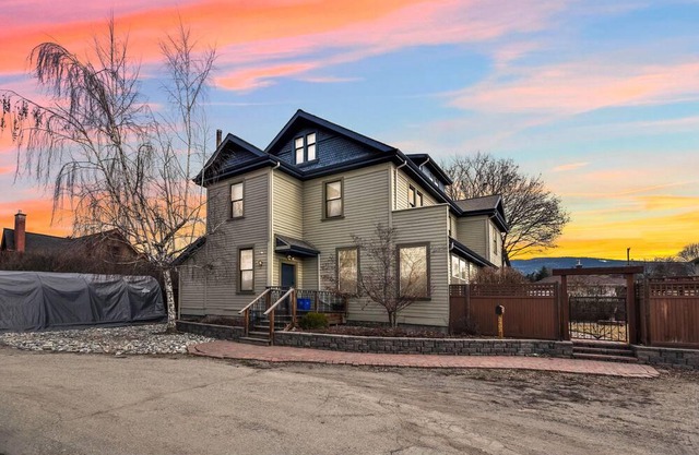 A Ground Level, 1 Bed/1 Bath Suite Situated in the Historical Carew House