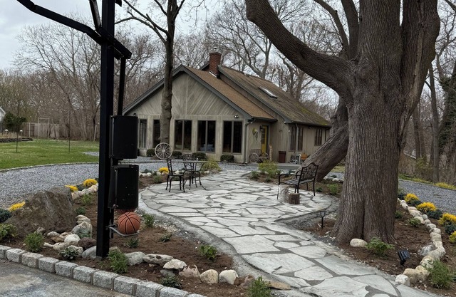 A Hidden Gem! Cozy Cottage with huge Pool & Garden! 8 guest - 4 bedrooms-2 baths