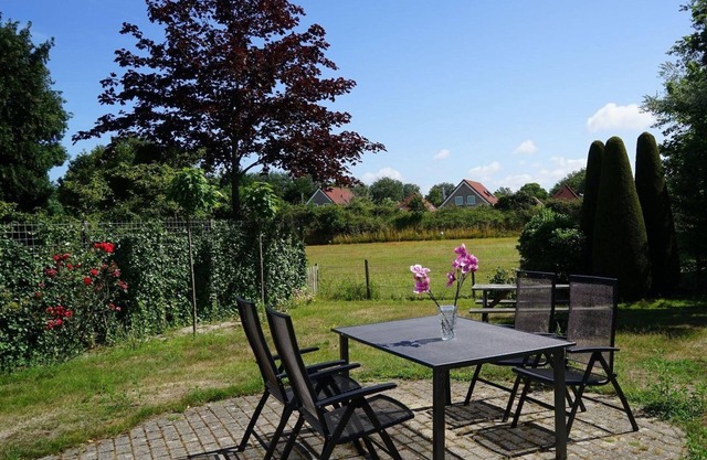 A holiday home where everyone will immediately feel at home. The homely appearance is a mix of modern design and coziness. The house is located in the front section of the popular North Sea Park, but due to its unique location, it offers a lot of pea