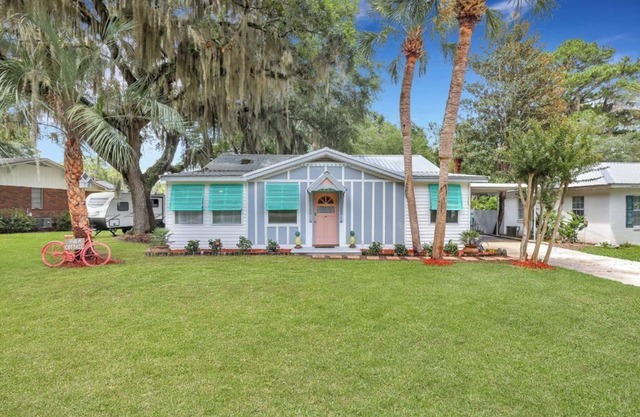 A Lovely Coastal Cottage in the seaside town of Darien Georgia n