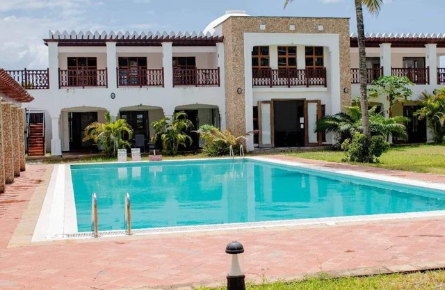 A magnificent 2 bedroomed apartment with a pool, 2 mins from the Ngoloko beach.