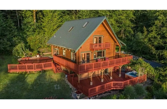 A Marvelous Mountain Log Cabin Retreat w/hot tub