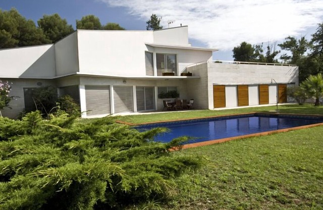 A modern and comfortable villa in a quiet and well-connected residential area