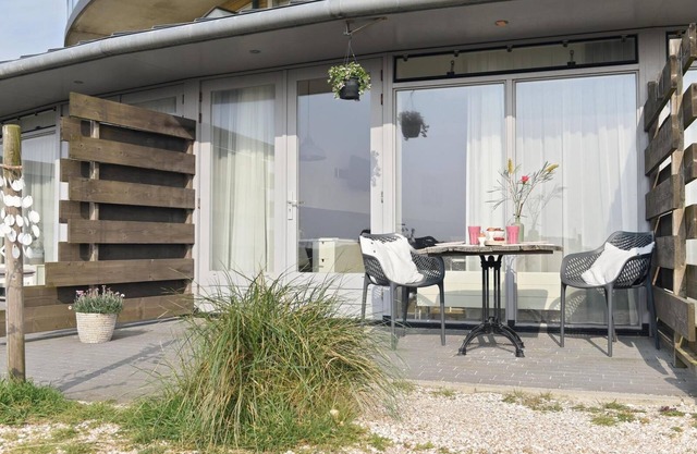 A modern, fresh studio for 2 persons and a baby, within walking distance of the beach and sea and of the pleasant village centre of Callantsoog.