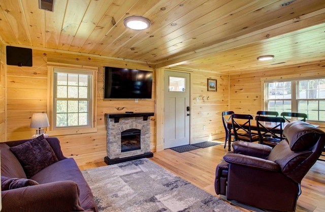 A Modern Rustic Chalet with HOT TUB! Near Hershey, PA