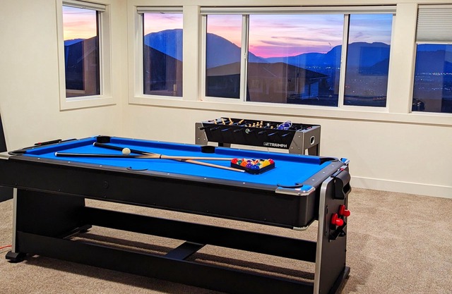 A Mountain Retreat with Views, Hot Tub & AC