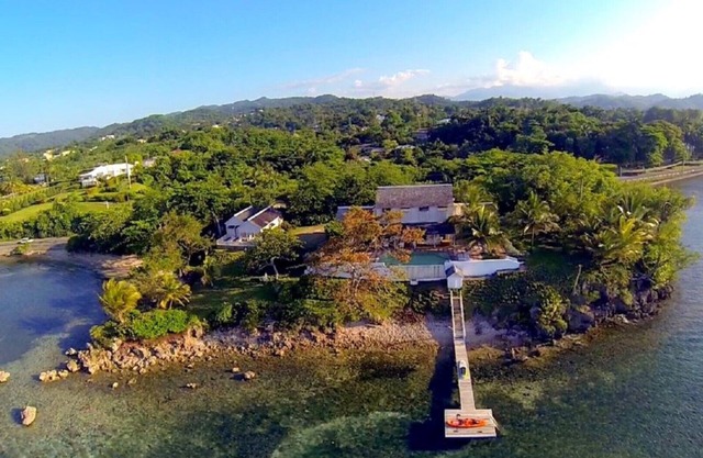 A place in paradise - family villa on a peninsula directly by the sea