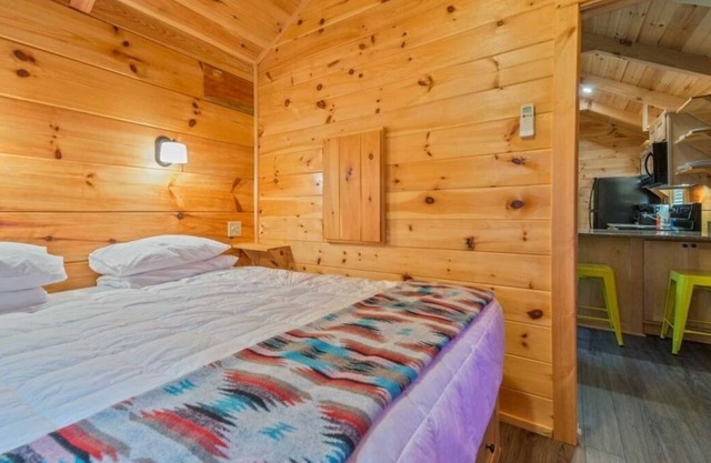 A Place You'll Surely Enjoy! Full Kitchen, Outdoor Swimming Pool, Pets Allowed