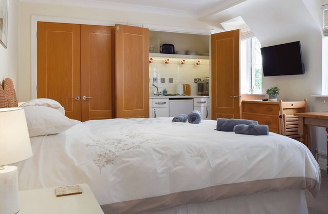 A really comfortable apartment on the edge of the beautiful Chilterns awaits your stay.