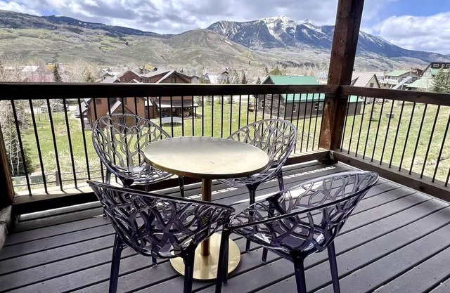 A Slice of Paradise: Mountain Views, Hot Tub & Breathtaking Stars