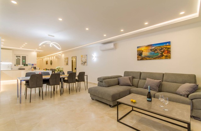 A Spacious & Modern Apart by the sea, Qawra - Saint Paul's Bay, Malta