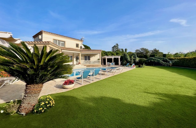 A spacious 4 bedroom villa, all with en suite bathrooms, large garden & Pool