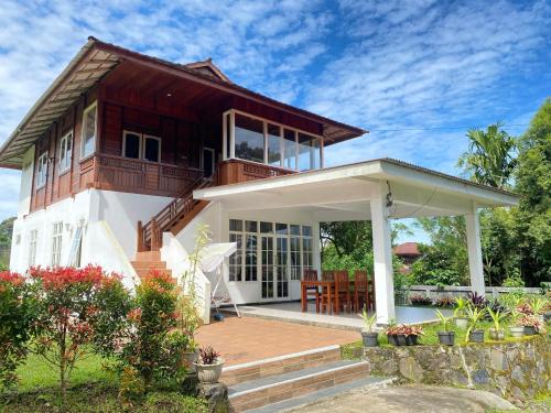 A Spacious Tropical 4 Bedrooms with Bathrooms Villa Marion Tomohon with the view of Gunung Lokon