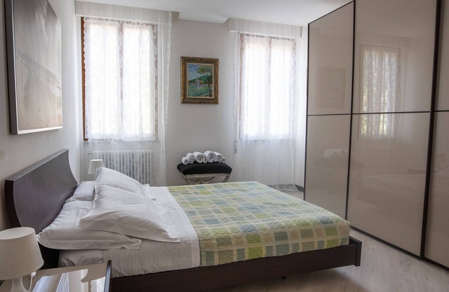 A stone's throw from the sea! Cozy apartment with private parking