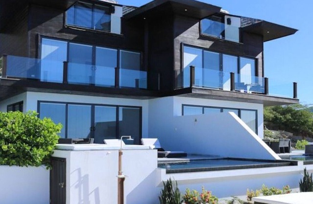 A stunning 3 bedroom villa located in the exclusive Tamarind Hills a very short walk to the beach