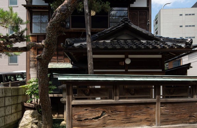 A townhouse where you can touch a real "sword"nWe can show you a family sword.